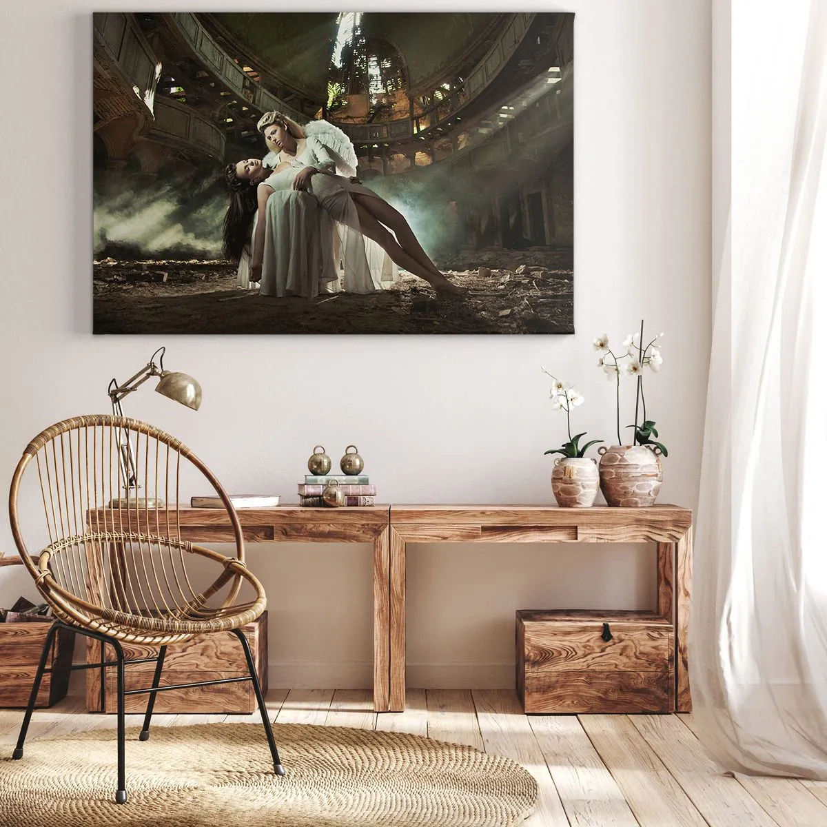 Lærredstryk - Billede på lærred - To figurer i ruiner med et lysspil - 70x50cm - Ånden i det gamle teater - Moderne vægdekoration til stue og soveværelse ARTTOR