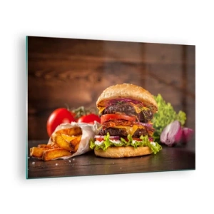 Billede på glas - Saftig burger med toppings og pommes frites på en træbaggrund - 70x50cm - Forbudt frugt - Moderne vægdekoration til stue og soveværelse ARTTOR