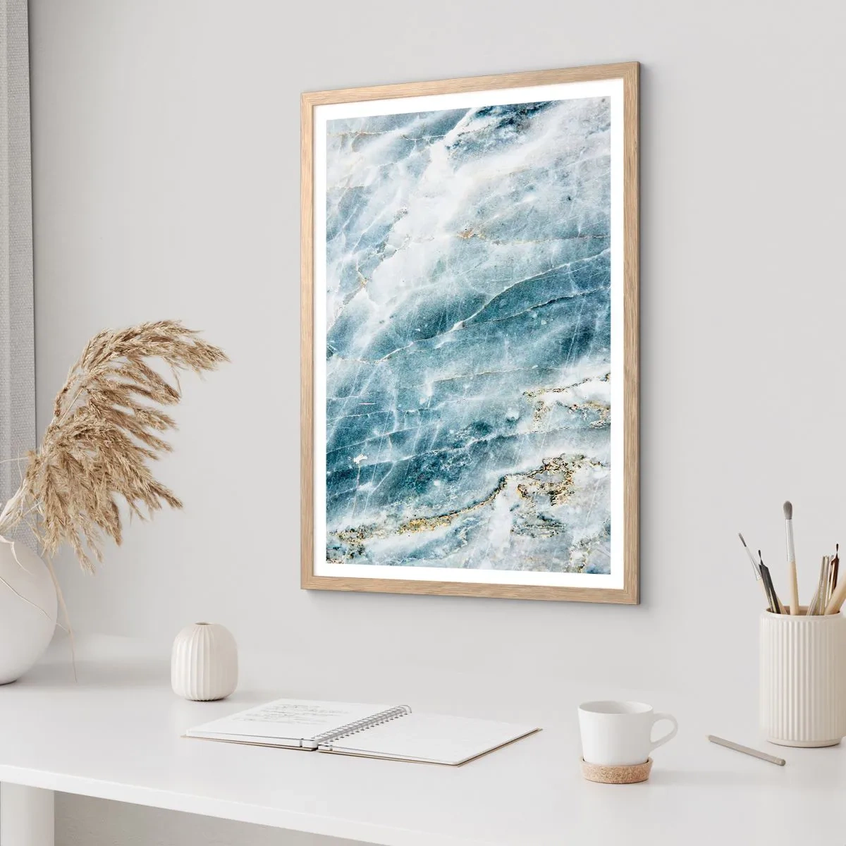 Plakat i ramme af lyst egetræ - Isverden - 30x40 cm