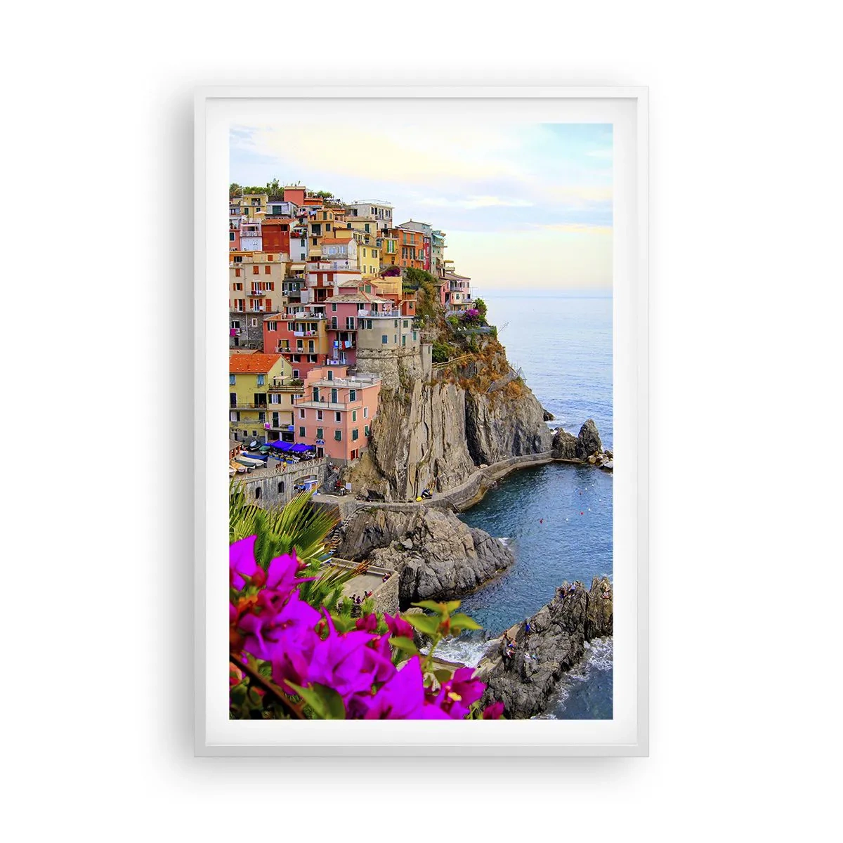 Plakat i hvid ramme - En grinende by - 61x91 cm