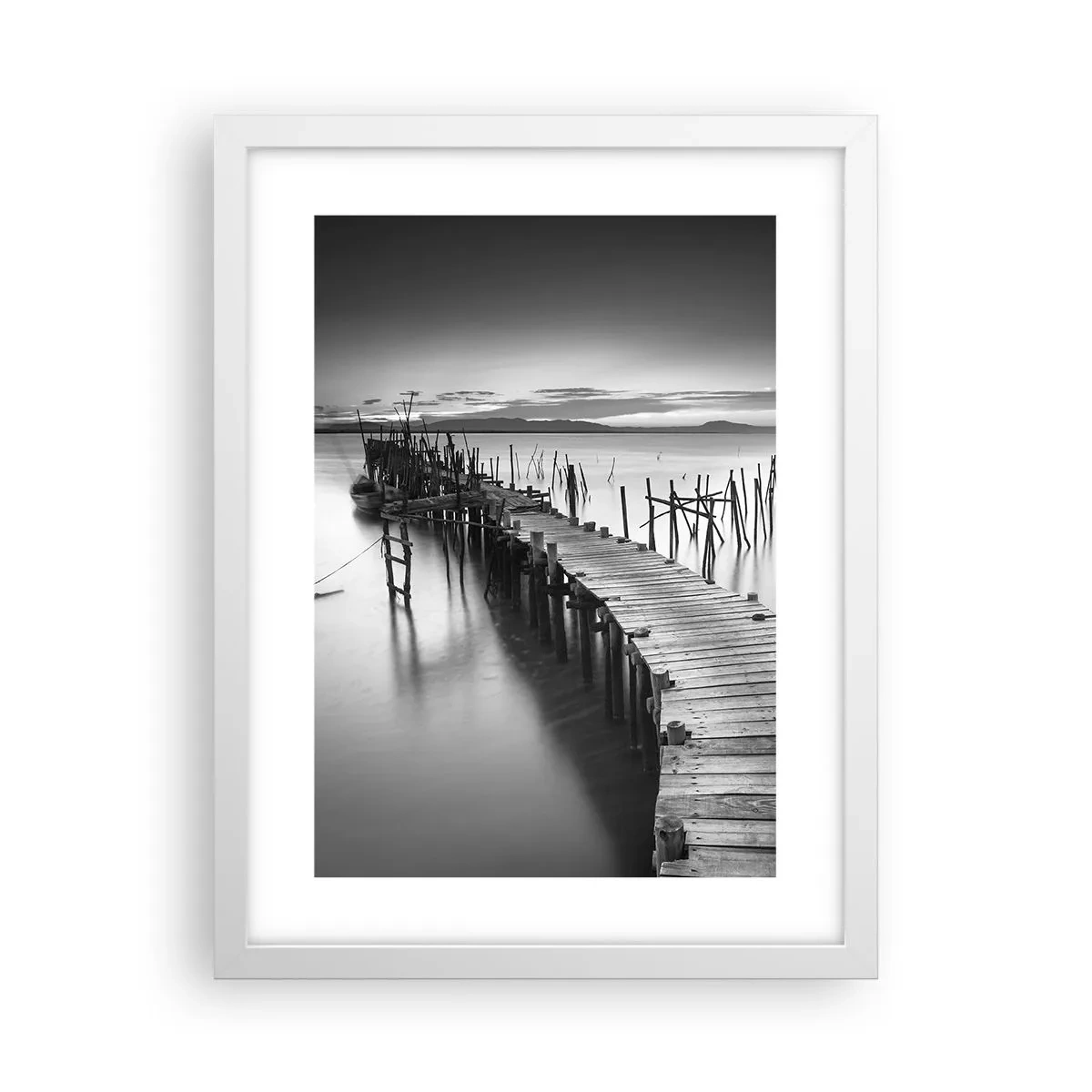 Plakat i hvid ramme - Stilheden fra en glemt kyst - 30x40 cm