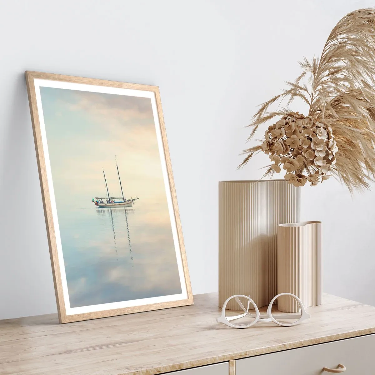 Plakat i ramme af lyst egetræ - I et hav af stilhed - 50x70 cm