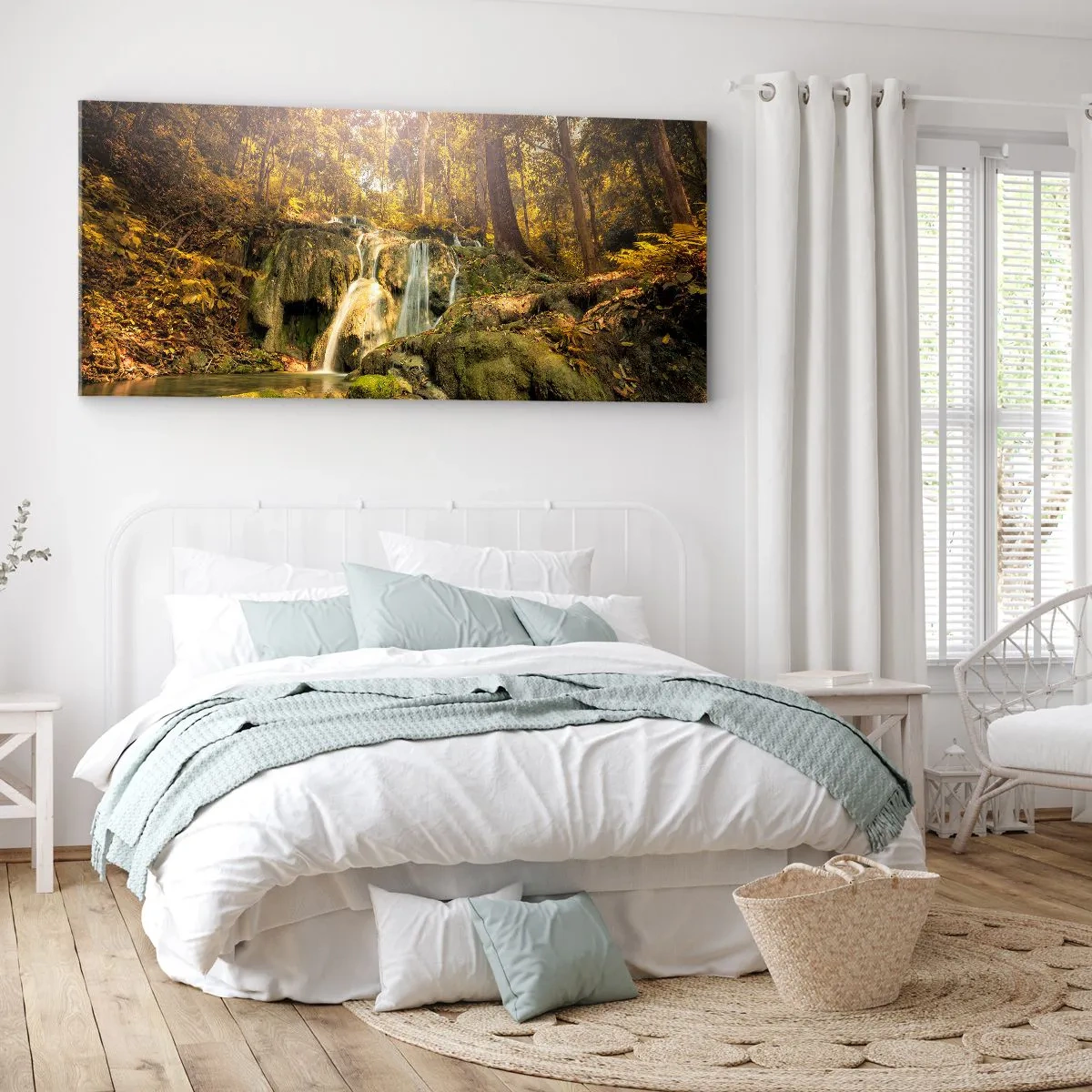 Lærredstryk - Billede på lærred - Skovkaskade i grønt - 140x50 cm