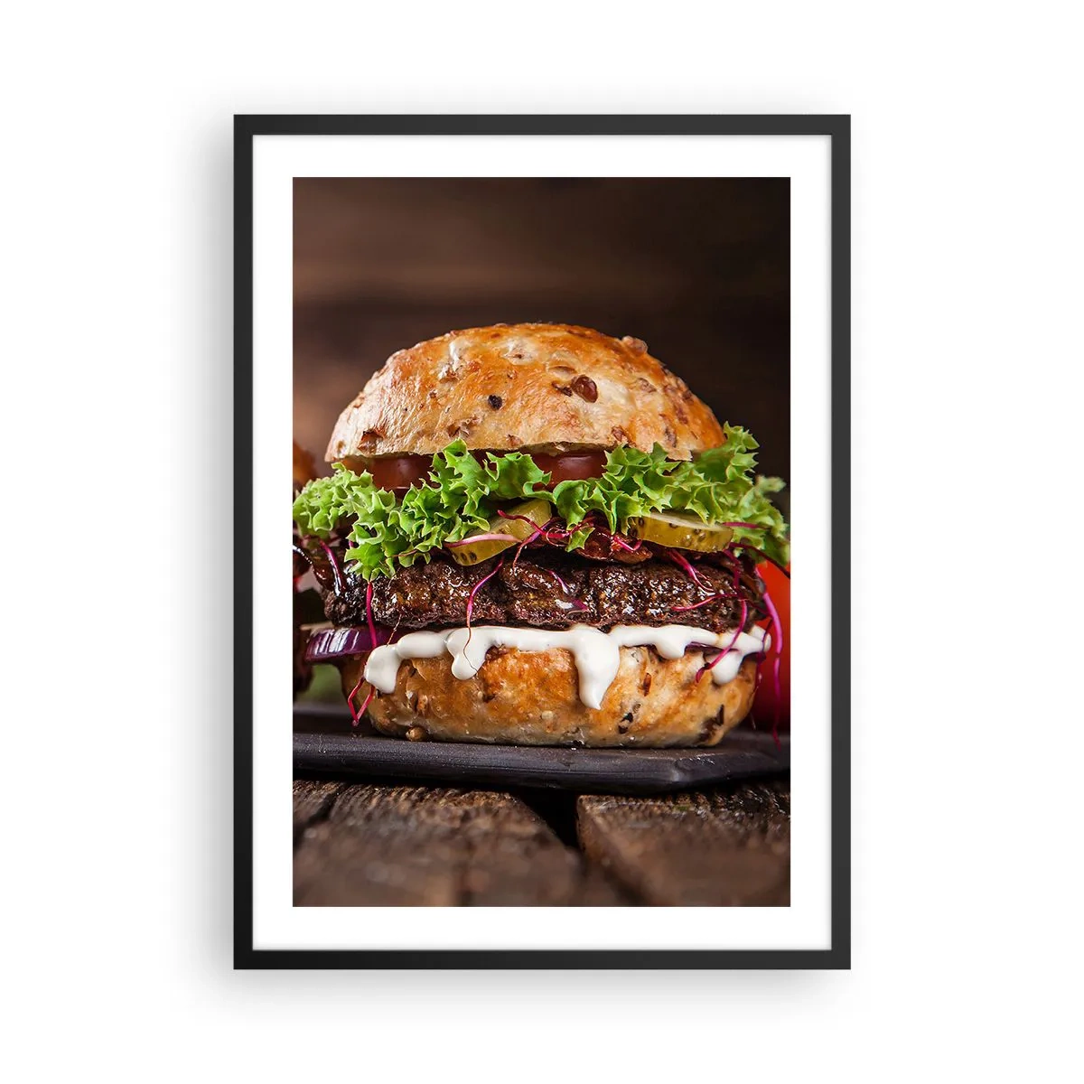 Plakat i sort ramme - Lækker burger med grøntsager og sauce - 50x70cm - American dream - Moderne vægdekoration til stue og soveværelse ARTTOR