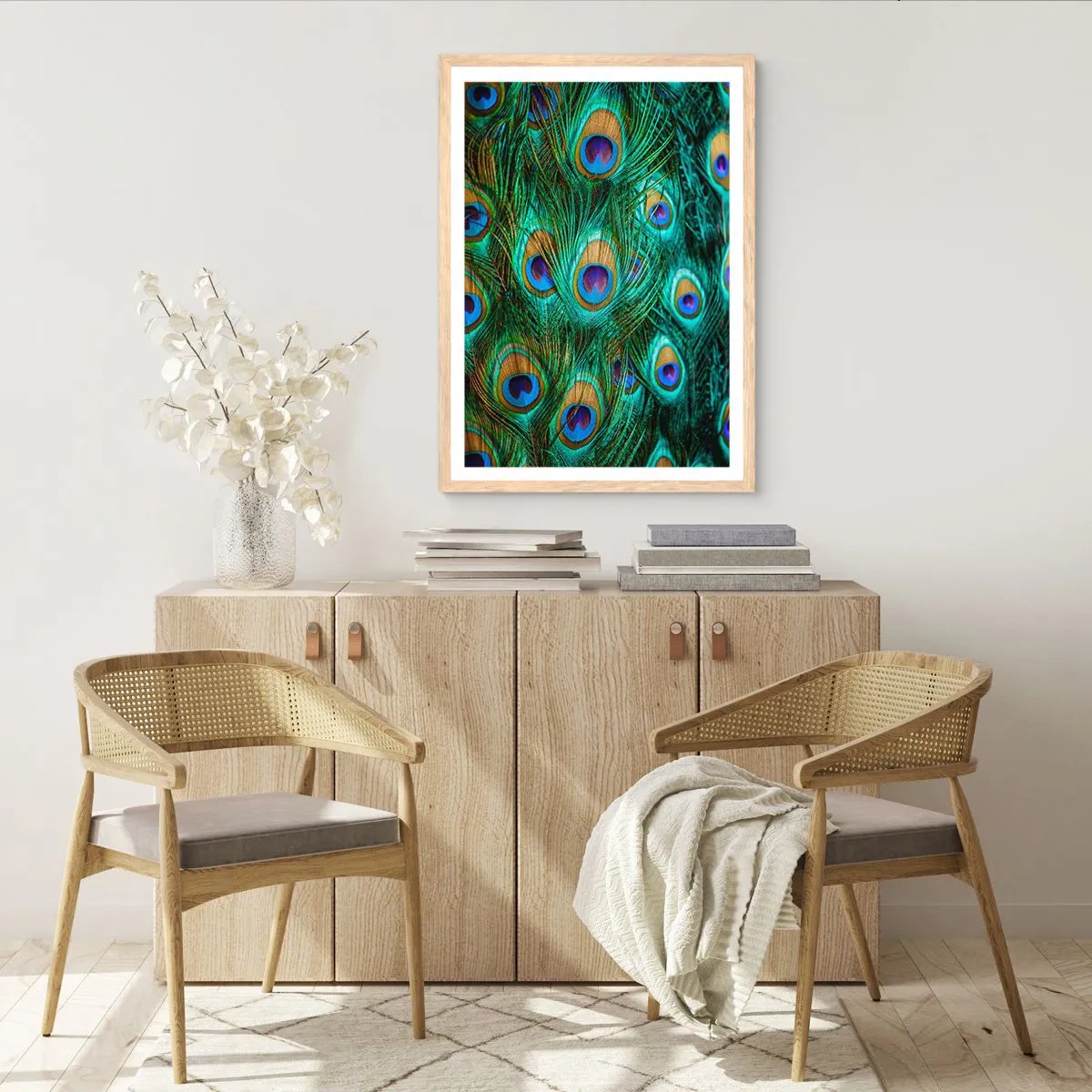 Plakat i ramme af lyst egetræ - En påfugls blik - 61x91 cm