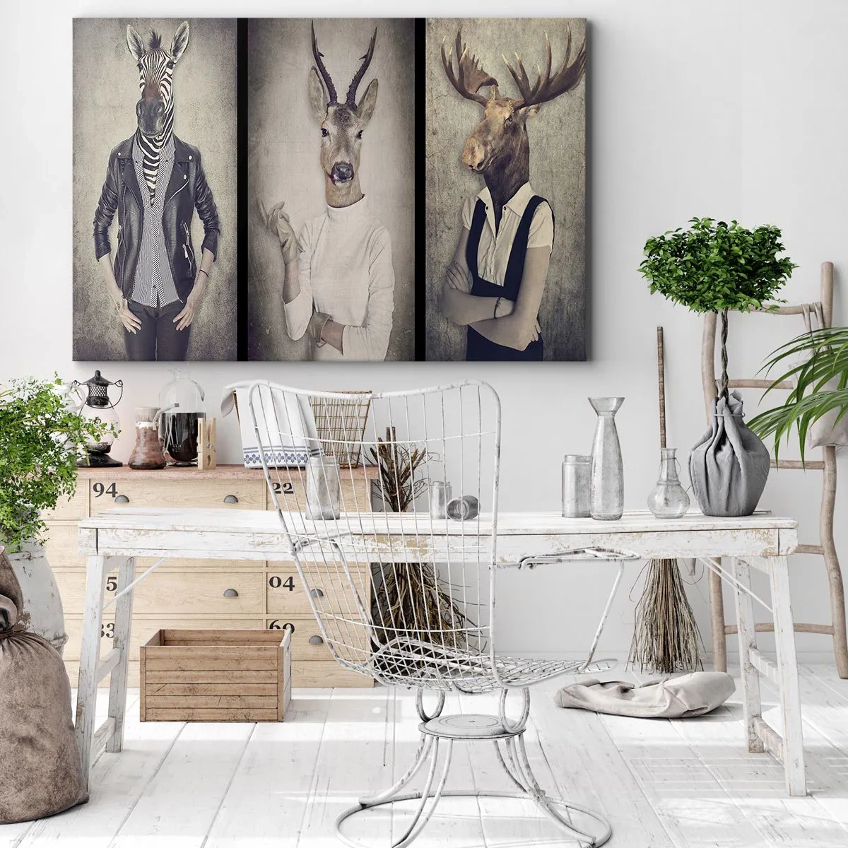 Lærredstryk - Billede på lærred - Triptykon med dyrefigurer i mennesketøj mod en kunstnerisk baggrund - 70x50cm - Lad gestikulationerne tale - Moderne vægdekoration til stue og soveværelse ARTTOR
