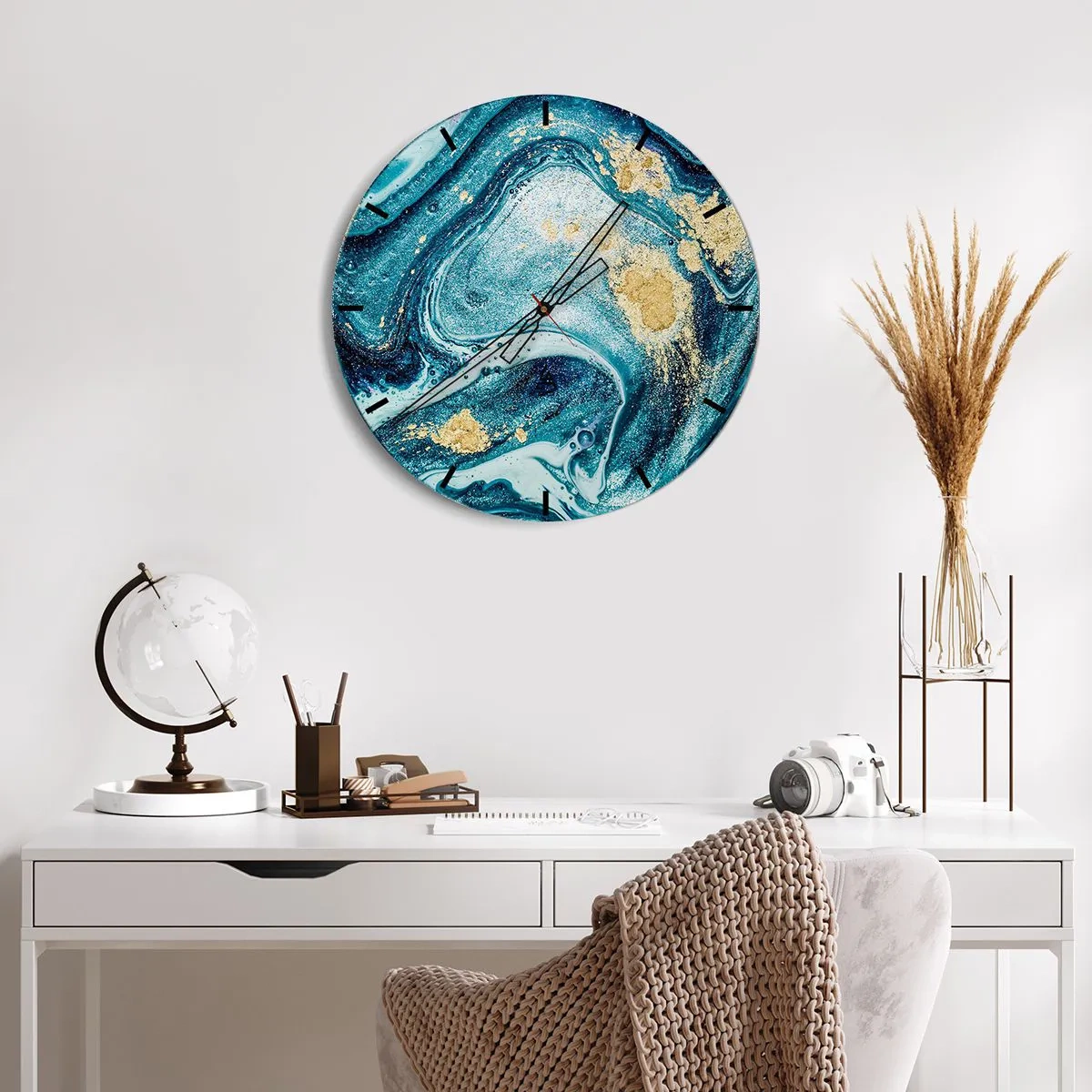 Vægur, Uret - En abstrakt hvirvel i nuancer af blå og guld med en marmoreffekt. - 30x30cm - Blå boblebad - Moderne vægdekoration til stue, køkken og soveværelse ARTTOR
