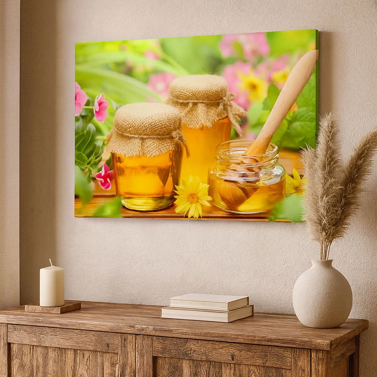 Lærredstryk - Billede på lærred - Honningkrukker med blomster mod en sommerhave i baggrunden - 70x50cm - Sød og blomsteragtig - Moderne vægdekoration til stue og soveværelse ARTTOR