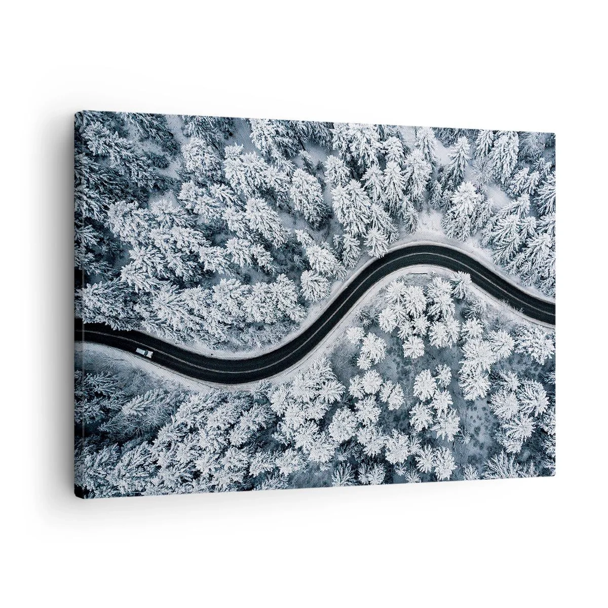 Lærredstryk - Billede på lærred - Fugleperspektiv af en snoet vej i en vinterskov - 70x50cm - Gennem en vinterskov - Moderne vægdekoration til stue og soveværelse ARTTOR