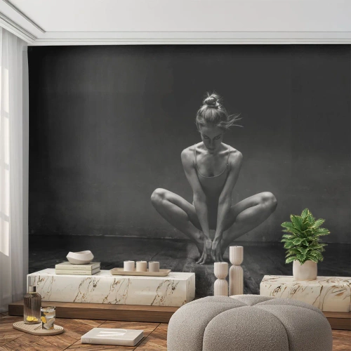 Fototapet Premium Canvas - Fokuseret danseenergi - Danser, Kvinde, Sort og hvid - 250x175 cm