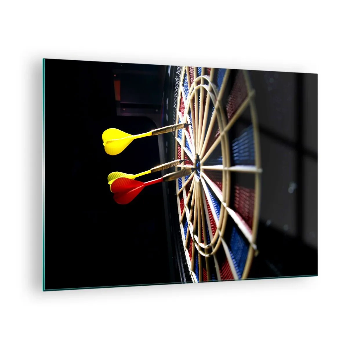 Billede på glas - Dart rammer et mål i et mørkt miljø - 70x50cm - Lige til sagen - Moderne vægdekoration til stue og soveværelse ARTTOR