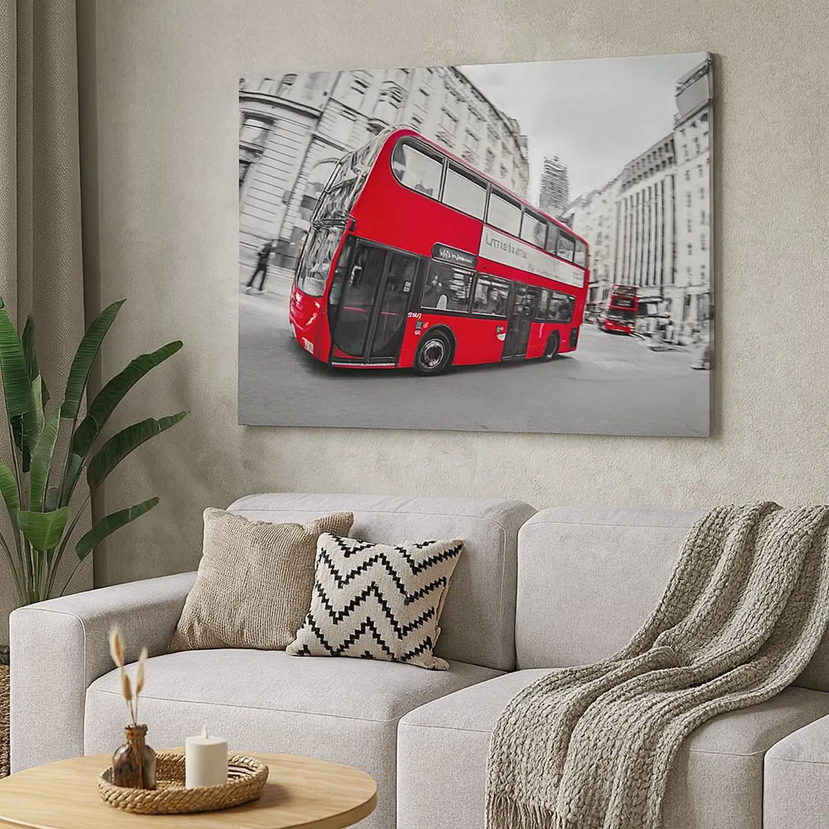 Lærredstryk - Billede på lærred - En rød London-bus mod en sort og hvid gade - 70x50cm - London traditionelt - by bus - Moderne vægdekoration til stue og soveværelse ARTTOR