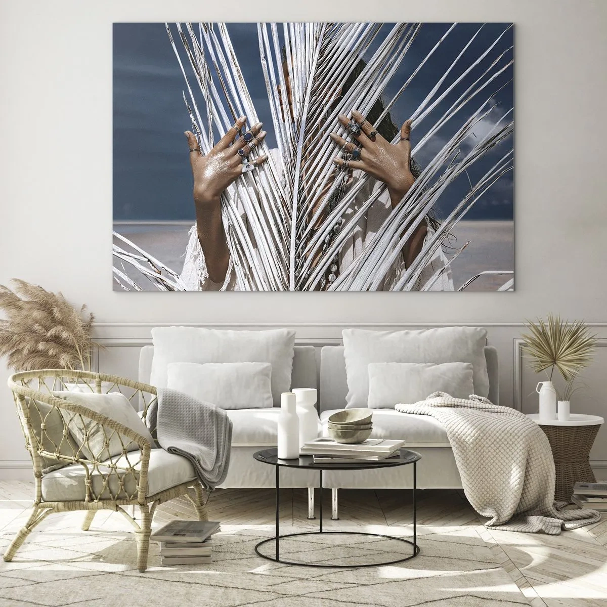 Billede på glas - En kvindes hænder dekoreret med ringe bag et tørt palmetræ - 70x50cm - Shamanens kæreste? - Moderne vægdekoration til stue og soveværelse ARTTOR