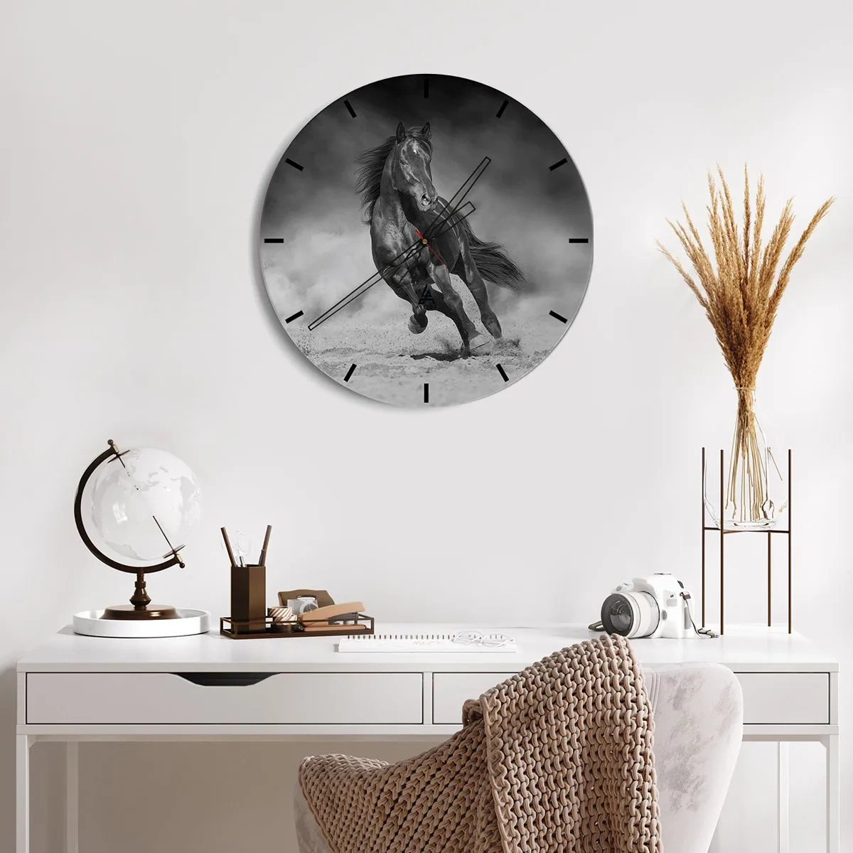 Vægur, Uret - Illustration af en kvinde med makeup, der holder en orkidé for munden - 30x30cm - Værdig til emiren selv - Moderne vægdekoration til stue, køkken og soveværelse ARTTOR