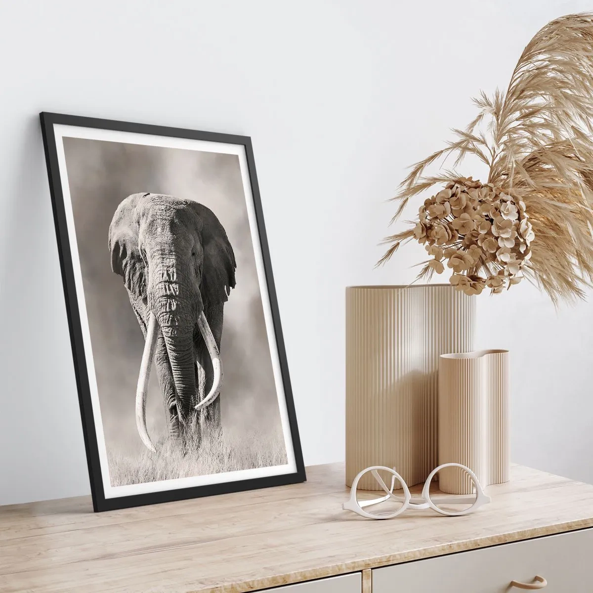 Plakat i sort ramme - Monokromt portræt af en majestætisk elefant - 50x70cm - Afrikansk patriark - Moderne vægdekoration til stue og soveværelse ARTTOR