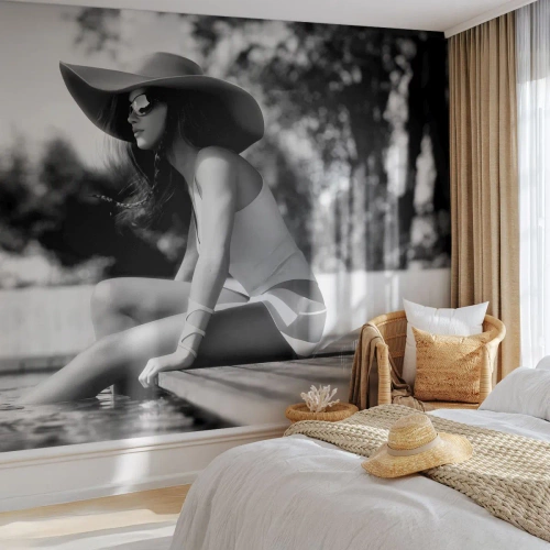 Fototapet Premium Canvas - Sommerdrøm - Kvinde, Hat, Svømmepøl - 250x175 cm