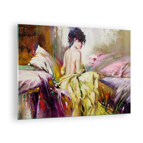 Billede på glas - En kvinde i en gul kjole siddende på en seng i impressionistisk stil. - 70x50cm - Mellem munden og kanten af