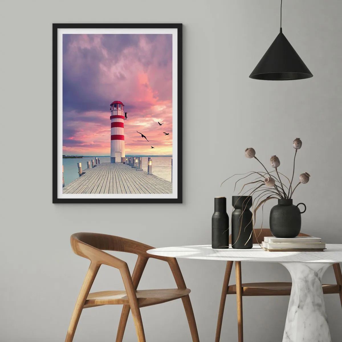 Plakat i sort ramme - Fyrtårn mod solnedgangens baggrund - 50x70cm - Det er tid til havnen - Moderne vægdekoration til stue og soveværelse ARTTOR
