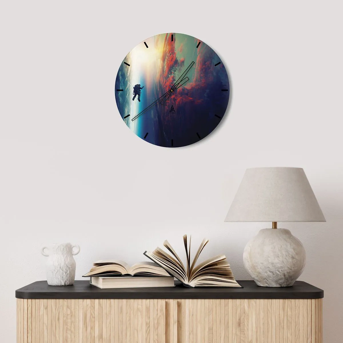 Vægur, Uret - En malerisk komposition af røde afskrabninger og strukturer på en hvid baggrund - 30x30cm - Over for universet - Moderne vægdekoration til stue, køkken og soveværelse ARTTOR