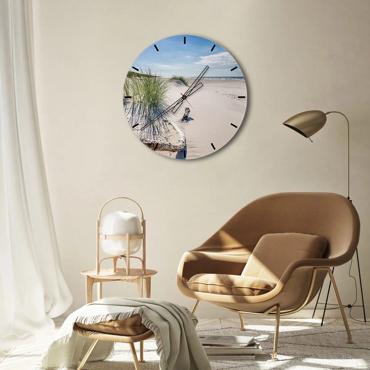 Vægur, Uret - En strand med sand, græs og havudsigt på en solskinsdag - 30x30cm - Den smukkeste? Baltisk - Moderne vægdekoration til stue, køkken og soveværelse ARTTOR