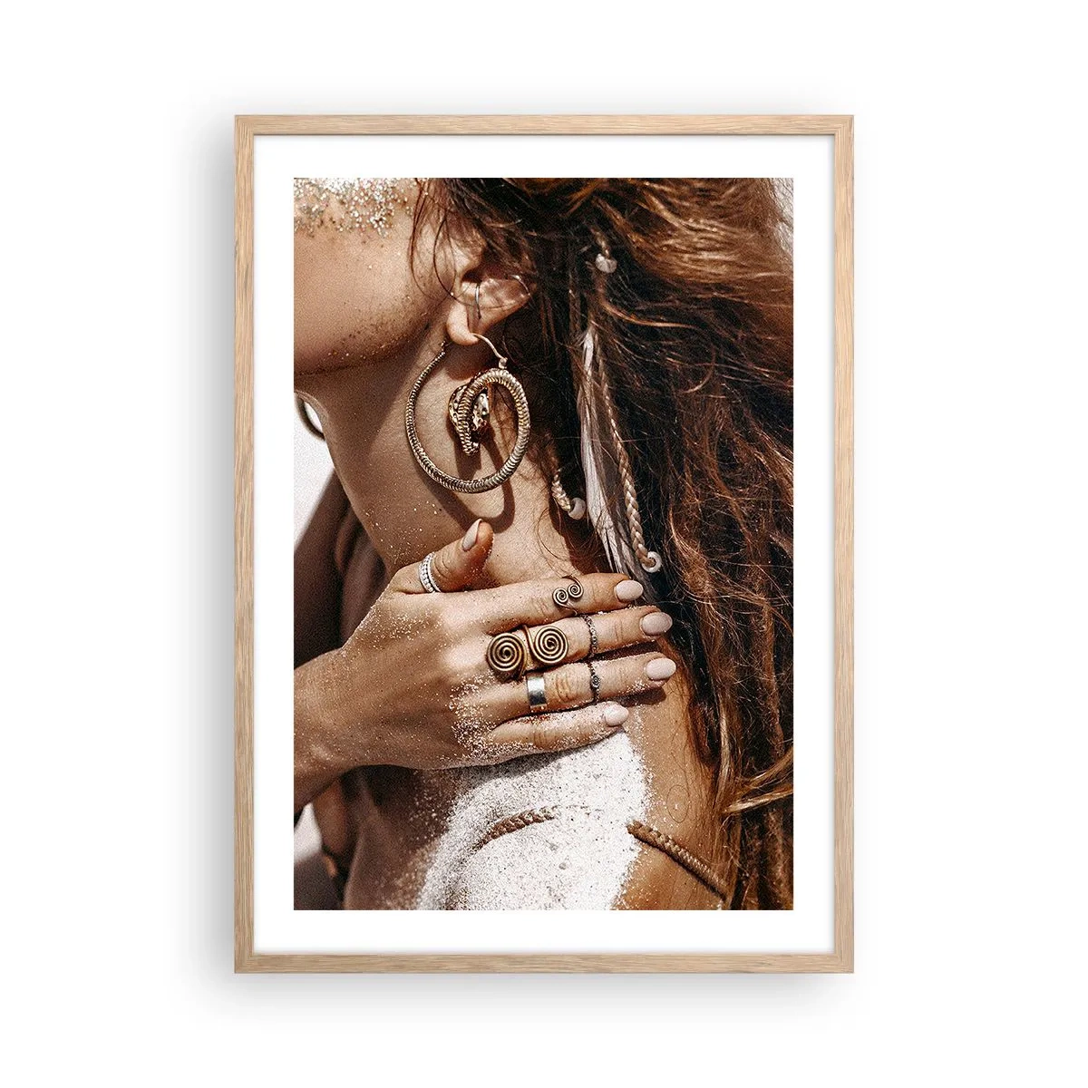 Plakat i ramme af lyst egetræ - Dronning af den vilde strand - 50x70 cm