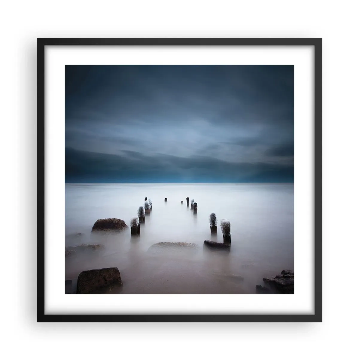 Plakat i sort ramme - En betænksom sø - 50x50 cm