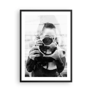 Plakat i sort ramme - Dobbelteksponering af fotograf og kamera i sort-hvid - 50x70cm - Skaber og materiale - Moderne vægdekoration til stue og soveværelse ARTTOR