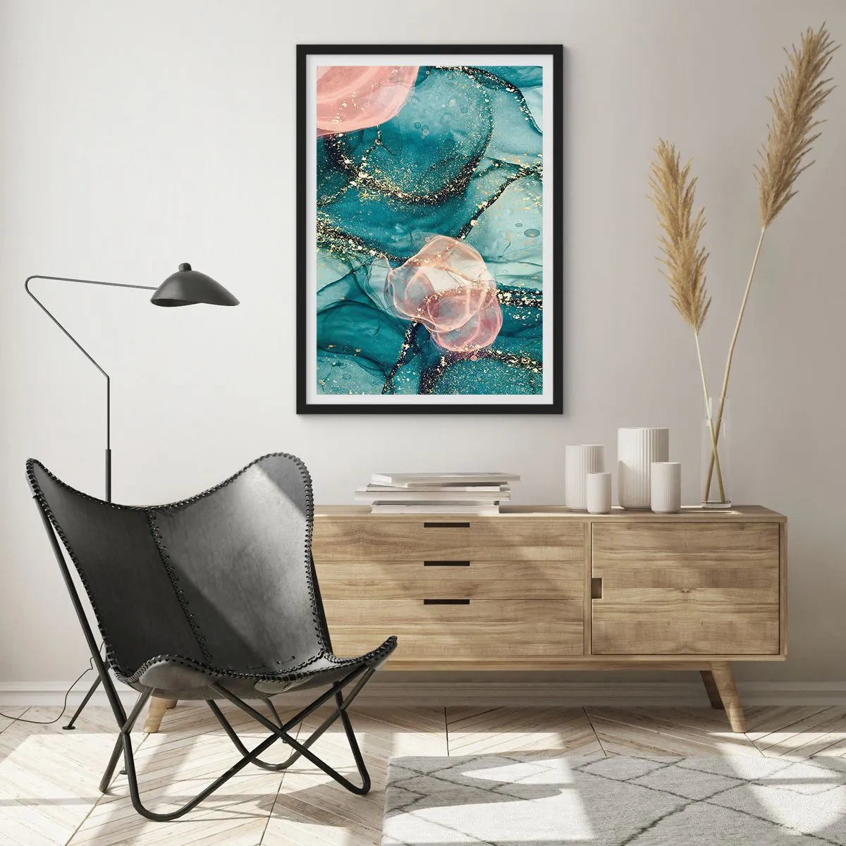 Plakat i sort ramme - En abstrakt komposition i nuancer af turkis og guld. - 50x70cm - Silkeblå, tyl lyserød - Moderne vægdekoration til stue og soveværelse ARTTOR