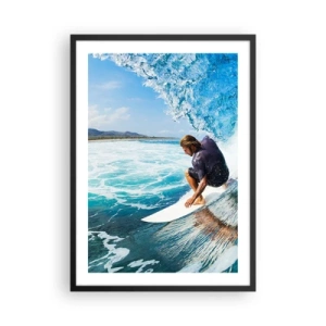 Plakat i sort ramme - En surfer i et vandrør mod baggrunden af et blåt hav - 50x70cm - Danser med bølgerne - Moderne vægdekoration til stue og soveværelse ARTTOR