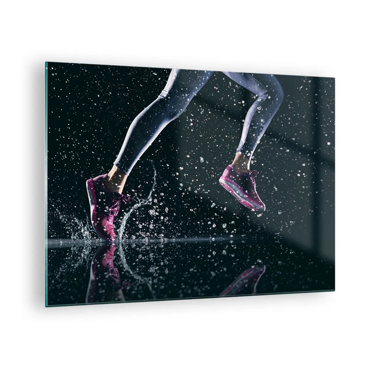 Billede på glas - Løber gennem vand i sportssko mod en mørk baggrund - 70x50cm - Så meget som du kan - Moderne vægdekoration til stue og soveværelse ARTTOR