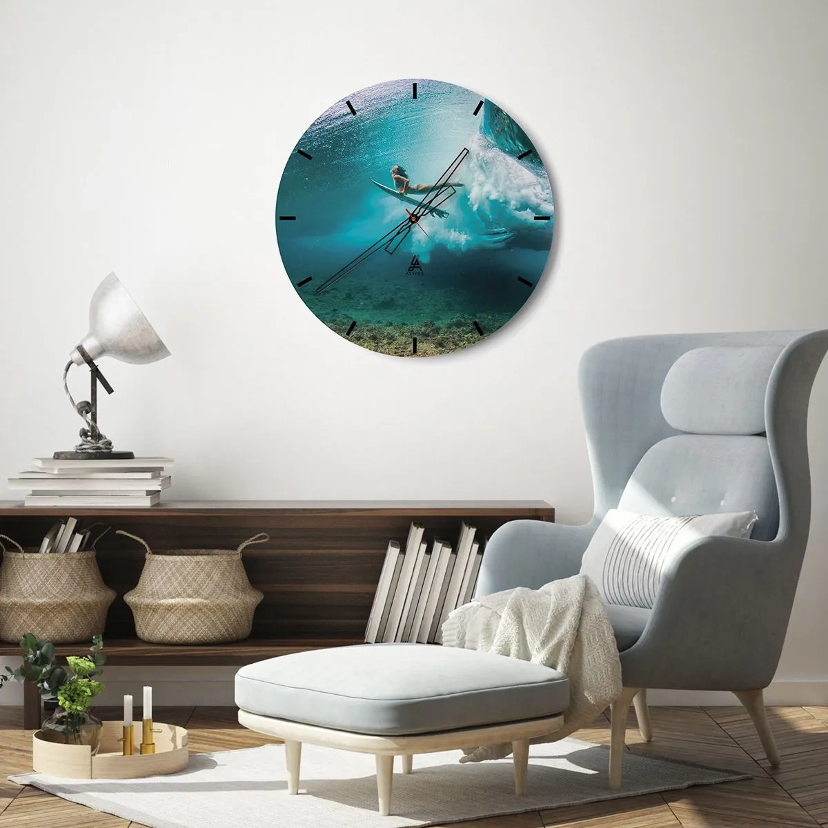 Vægur, Uret - En surfer rider på en bølge i krystalklart vand - 30x30cm - Undervandsverden - Moderne vægdekoration til stue, køkken og soveværelse ARTTOR
