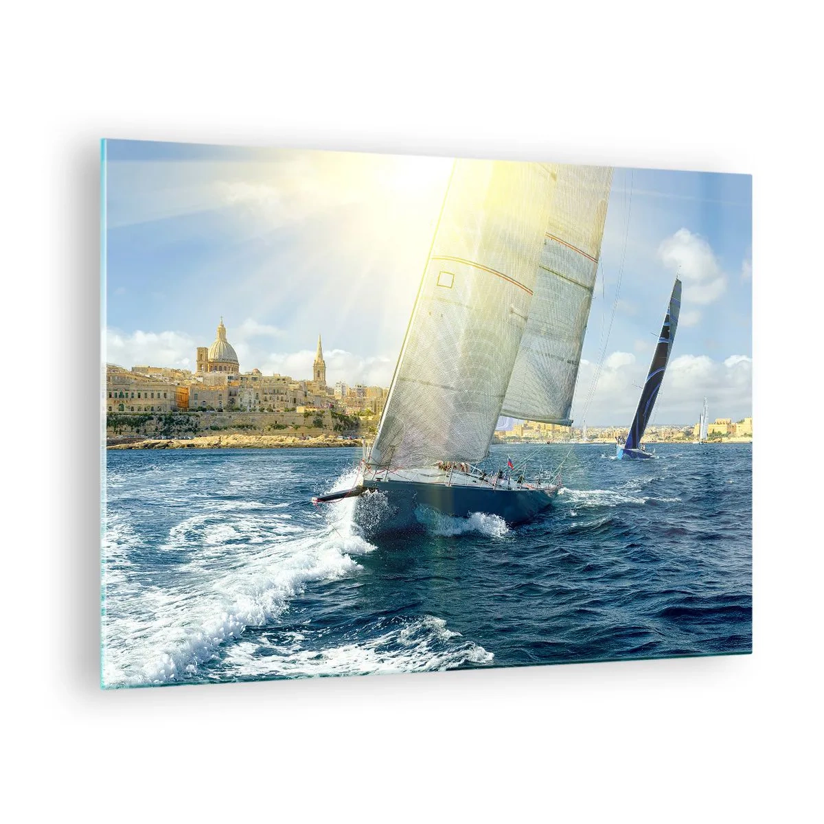 Billede på glas - En yacht sejler mod en bys baggrund på en solskinsdag - 70x50cm - Tid til at forlade byen - Moderne vægdekoration til stue og soveværelse ARTTOR