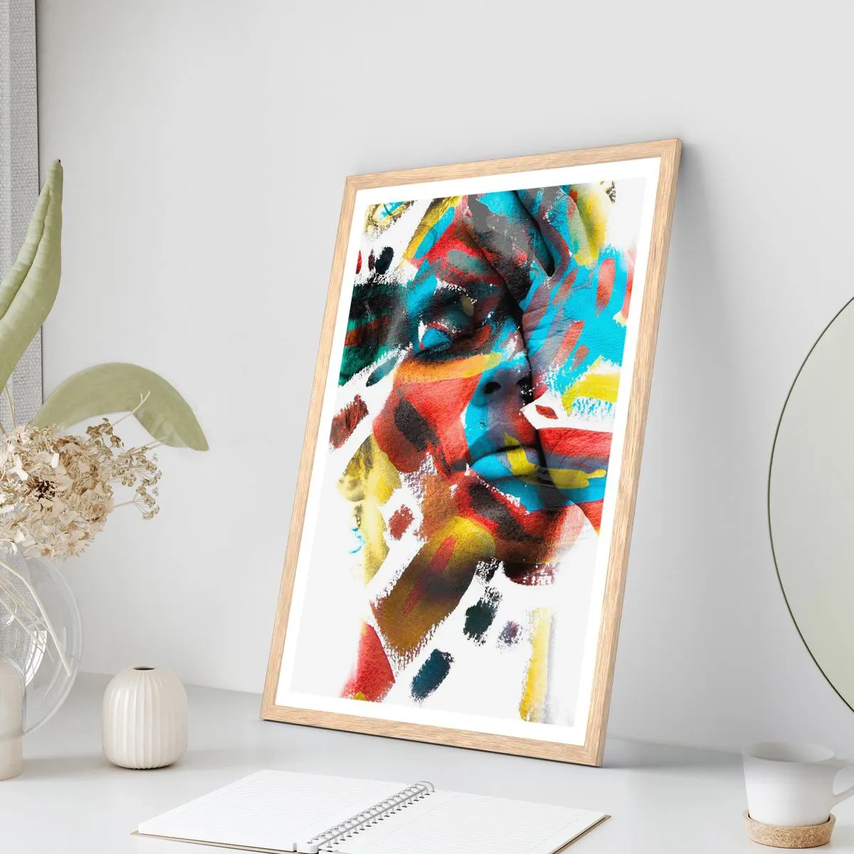 Plakat i ramme af lyst egetræ - Farverig personlighed - 50x70 cm