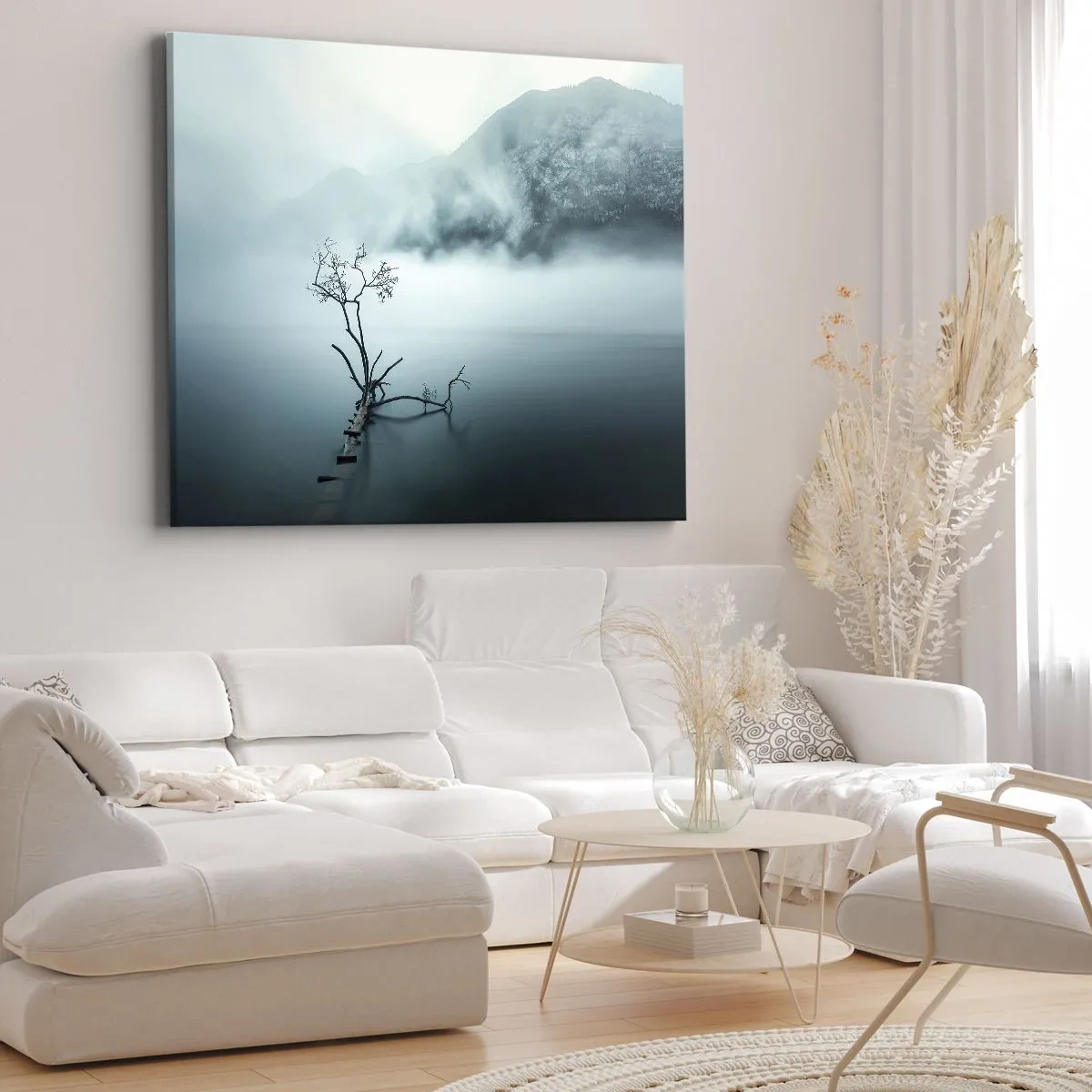 Lærredstryk - Billede på lærred - Et ensomt træ i vandet omgivet af tåge og bjerge - 70x50cm - Ud af vand og tåge - Moderne vægdekoration til stue og soveværelse ARTTOR