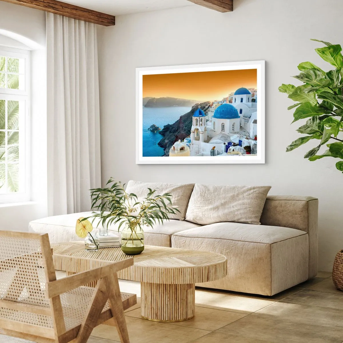 Plakat i hvid ramme - Santorini - omfavnet af klipperne - 100x70 cm