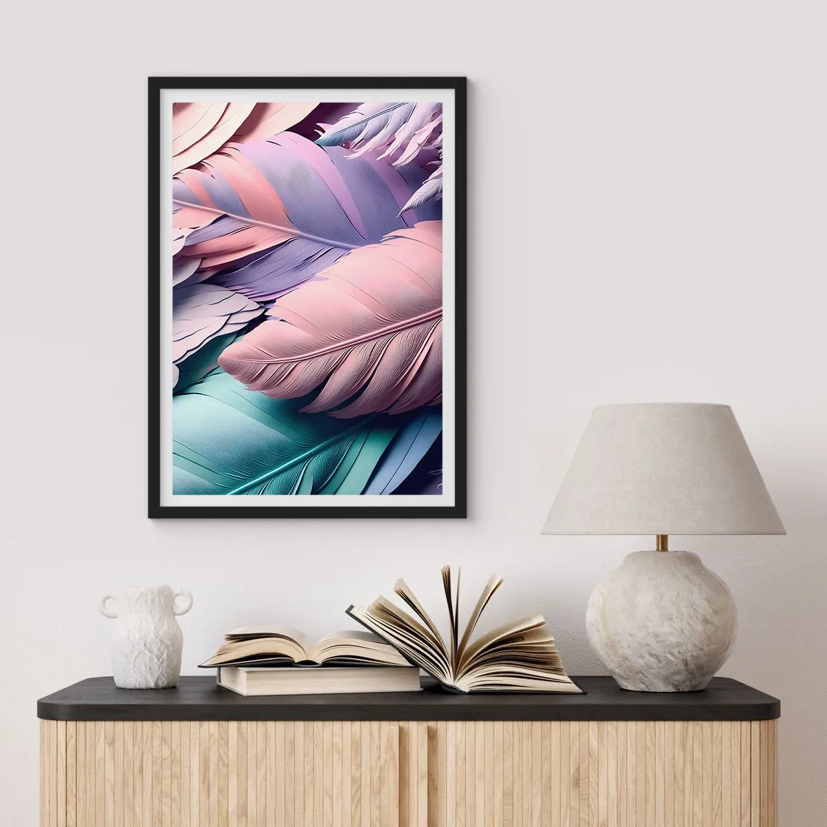 Plakat i sort ramme - Pastelfjer i sarte nuancer - 50x70cm - Chik fugl - Moderne vægdekoration til stue og soveværelse ARTTOR
