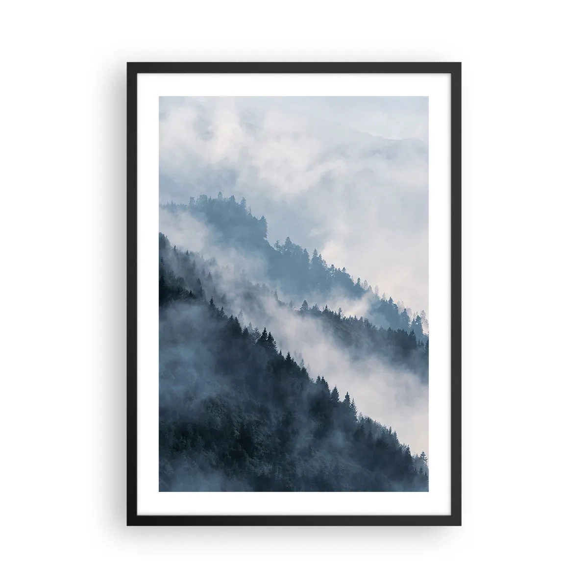 Plakat i sort ramme - Tågede bjerge dækket af skov - 50x70cm - Bjergenes mystik - Moderne vægdekoration til stue og soveværelse ARTTOR