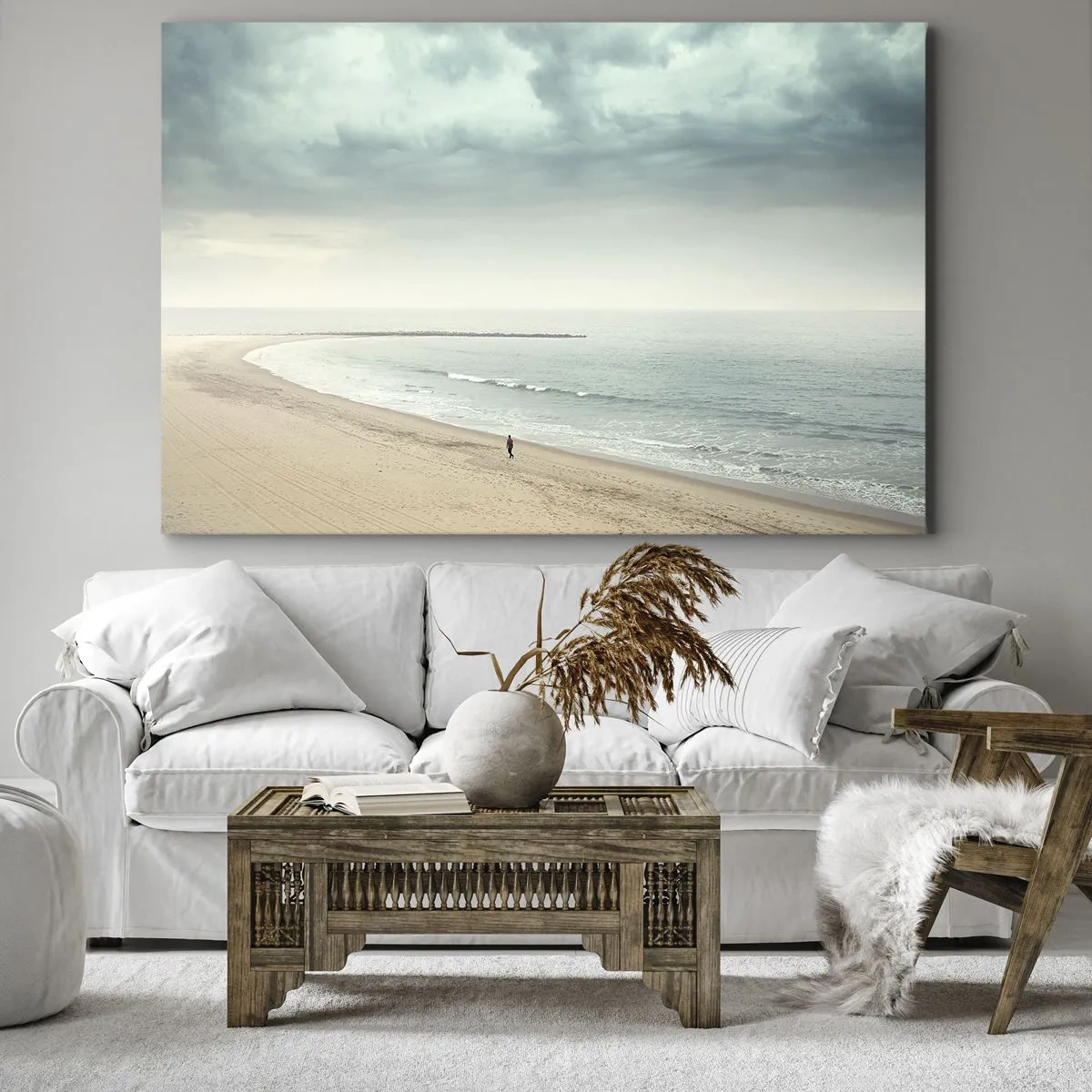 Lærredstryk - Billede på lærred - En ensom skikkelse på en øde strand ved et roligt hav - 70x50cm - På jagt efter fred - Moderne vægdekoration til stue og soveværelse ARTTOR