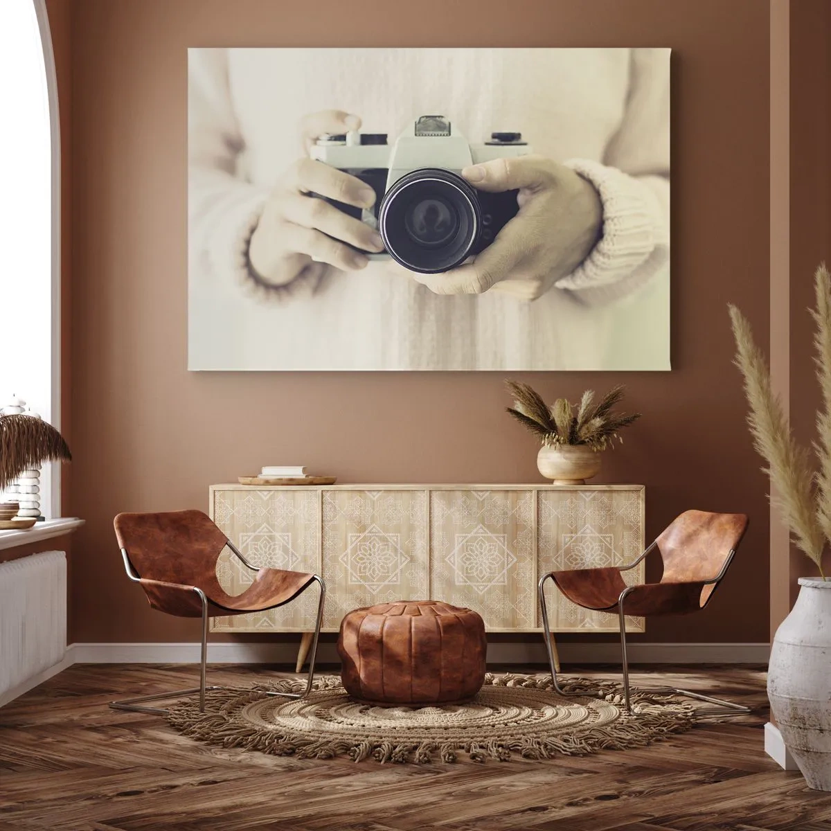 Lærredstryk - Billede på lærred - Retro kamera holdt i hænderne mod en lys baggrund - 70x50cm - For at se mere... - Moderne vægdekoration til stue og soveværelse ARTTOR