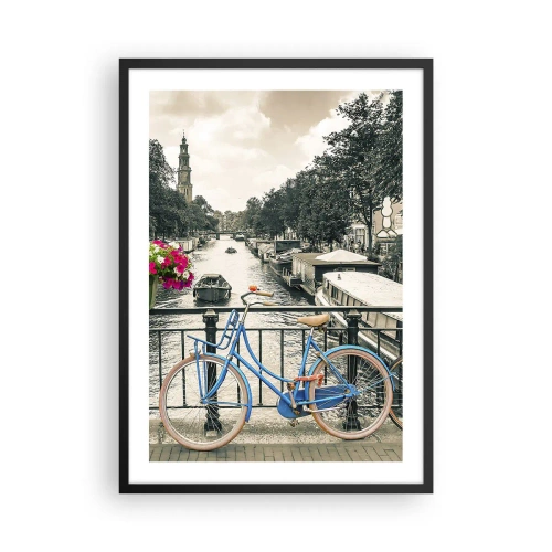Plakat i sort ramme - En blå cykel mod en kanal i Amsterdam som baggrund - 50x70cm - Farverne i Amsterdams gader - Moderne vægdekoration til stue og soveværelse ARTTOR