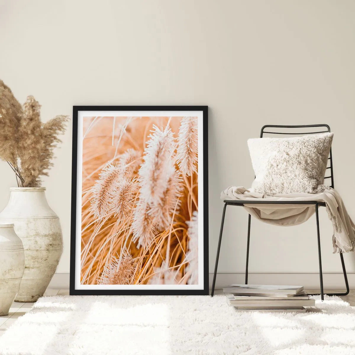 Plakat i sort ramme - Delikate græspigge i pastelfarver af beige - 50x70cm - Gyldent susen af græsser - Moderne vægdekoration til stue og soveværelse ARTTOR