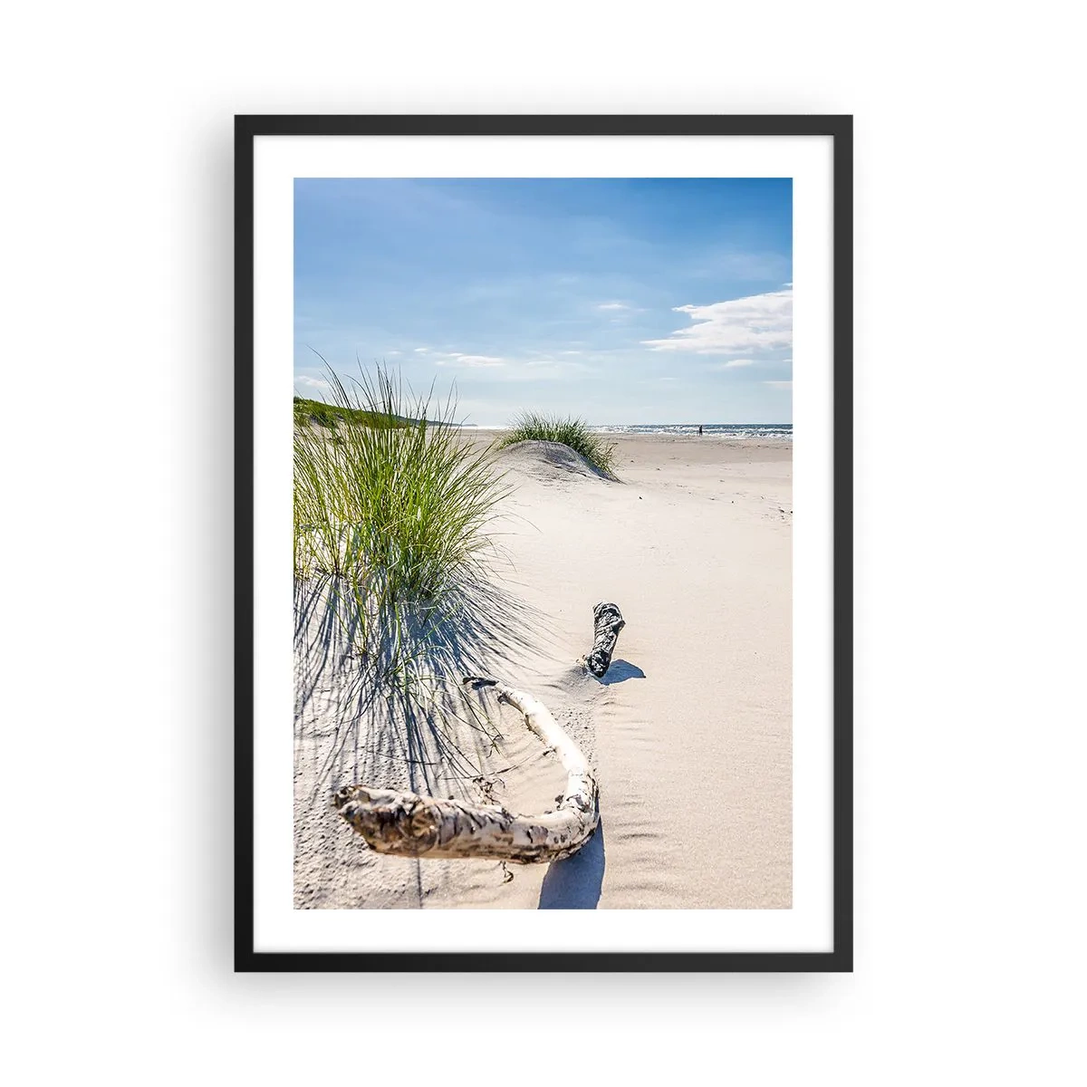 Plakat i sort ramme - Strand med klitter, græs og grene i sollyset - 50x70cm - Den smukkeste? Baltisk - Moderne vægdekoration til stue og soveværelse ARTTOR