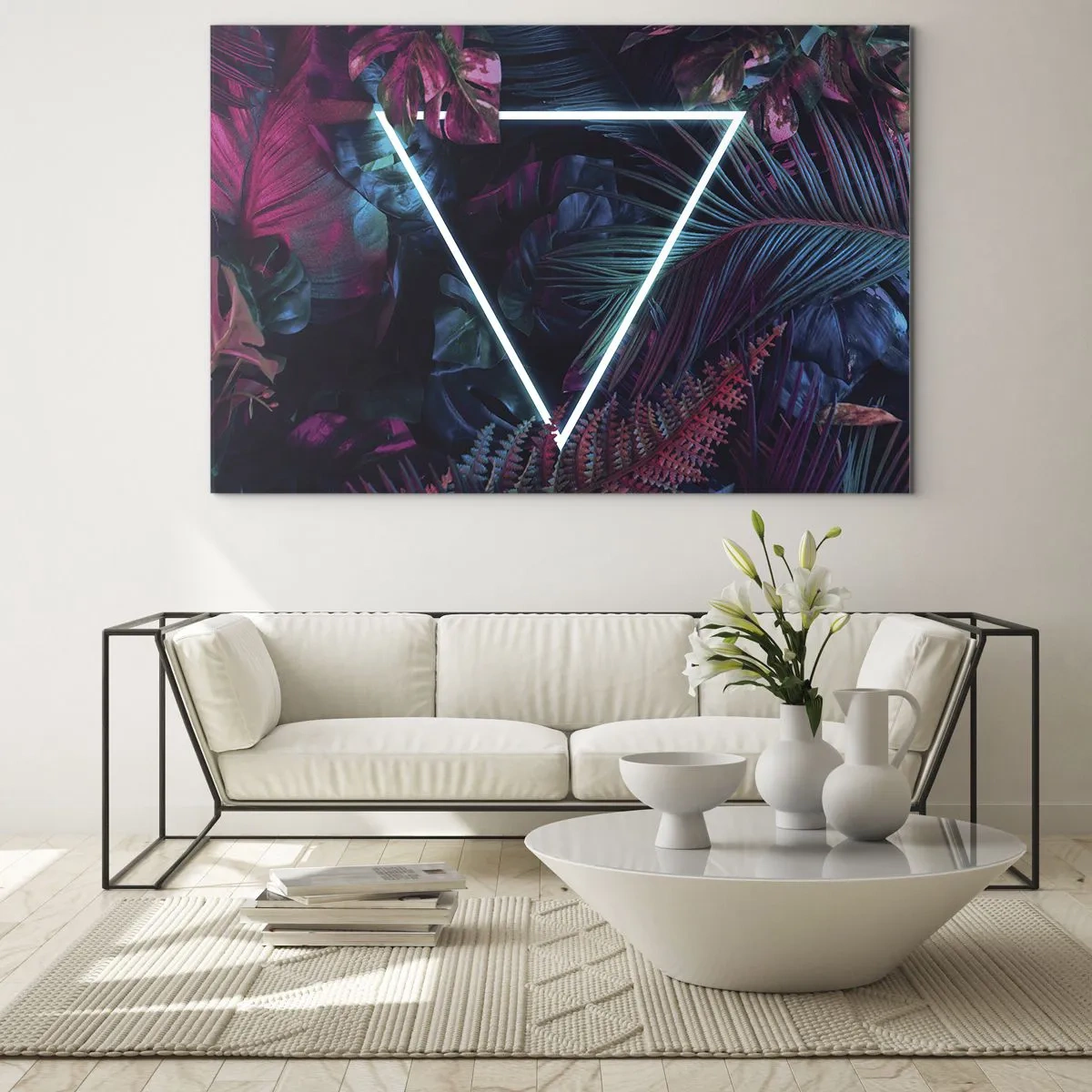 Billede på glas - En neontrekant omgivet af tropiske planter i lyserøde og blå nuancer. - 70x50cm - Have i disco-stil - Moderne vægdekoration til stue og soveværelse ARTTOR