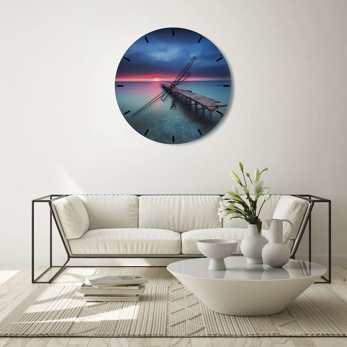 Vægur, Uret - En træbro over et roligt hav i skumringen - 30x30cm - Mellem himmel og jord - Moderne vægdekoration til stue, køkken og soveværelse ARTTOR