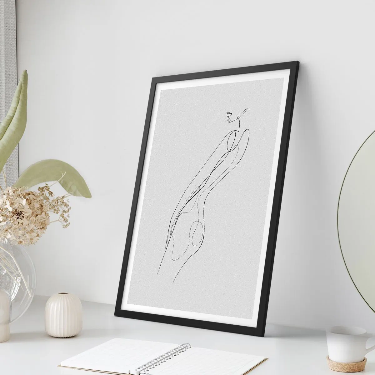 Plakat i sort ramme - En minimalistisk skitse af en kvindelig silhuet mod en lys baggrund. - 50x70cm - Næppe et løfte - Moderne vægdekoration til stue og soveværelse ARTTOR