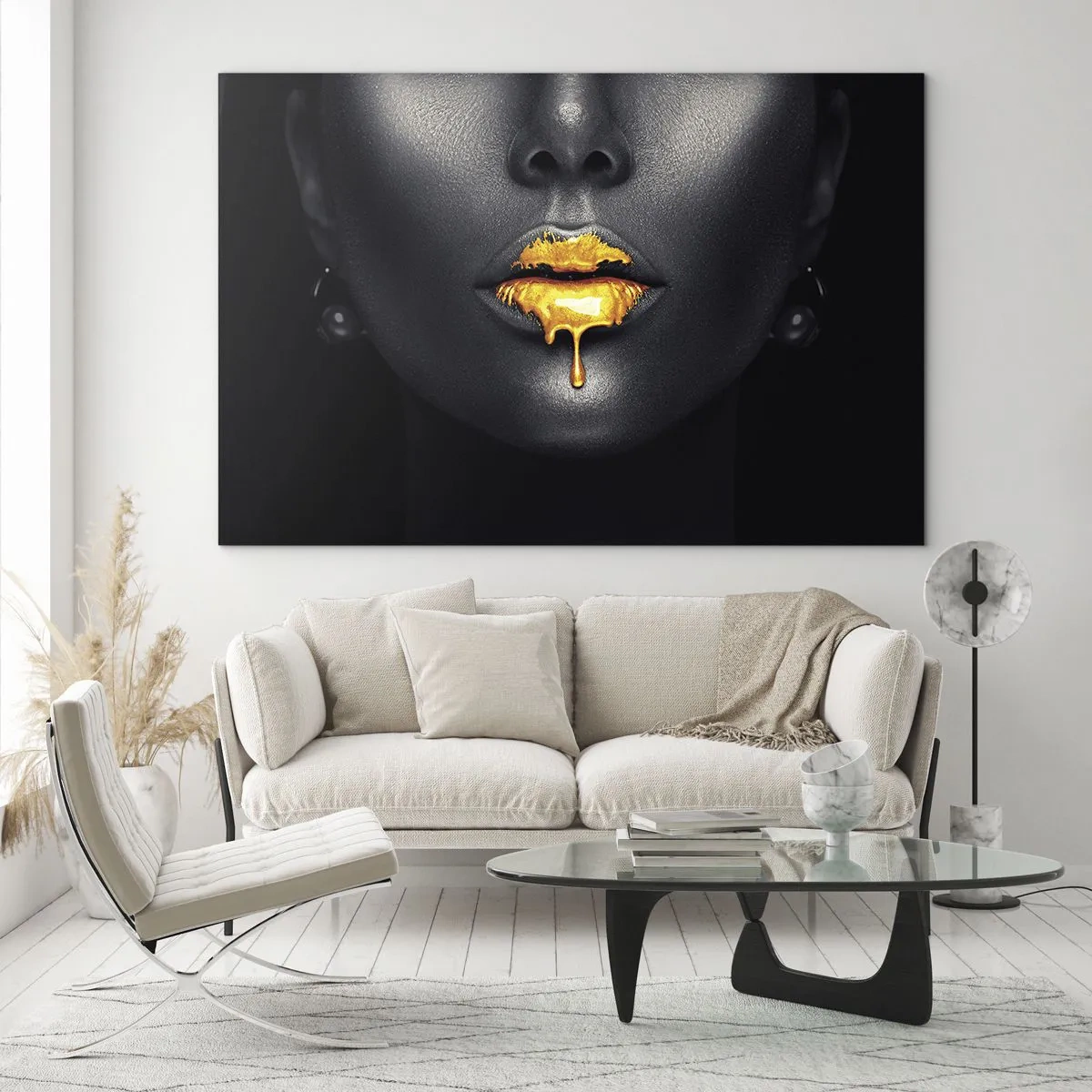 Billede på glas - Sort og guld portræt af en kvinde med skinnende læber - 70x50cm - Gyldenmund - Moderne vægdekoration til stue og soveværelse ARTTOR