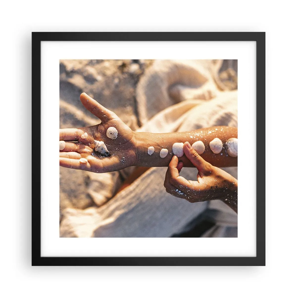 Plakat i sort ramme - Skønhed inden for rækkevidde - 40x40 cm