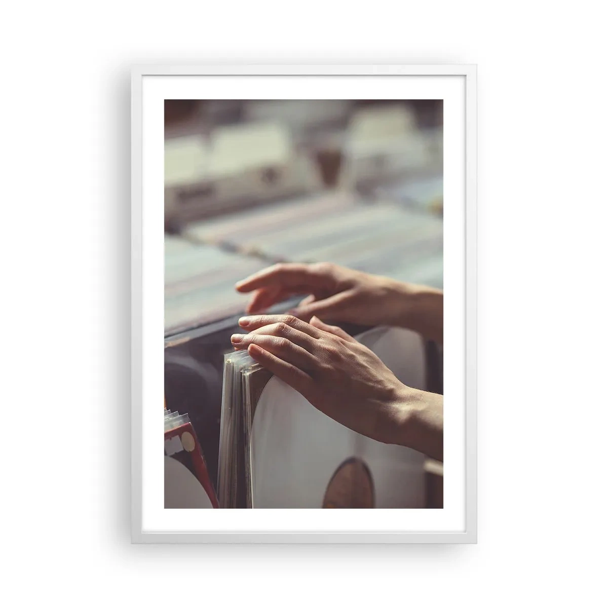 Plakat i hvid ramme - På jagt efter følelser - 50x70 cm