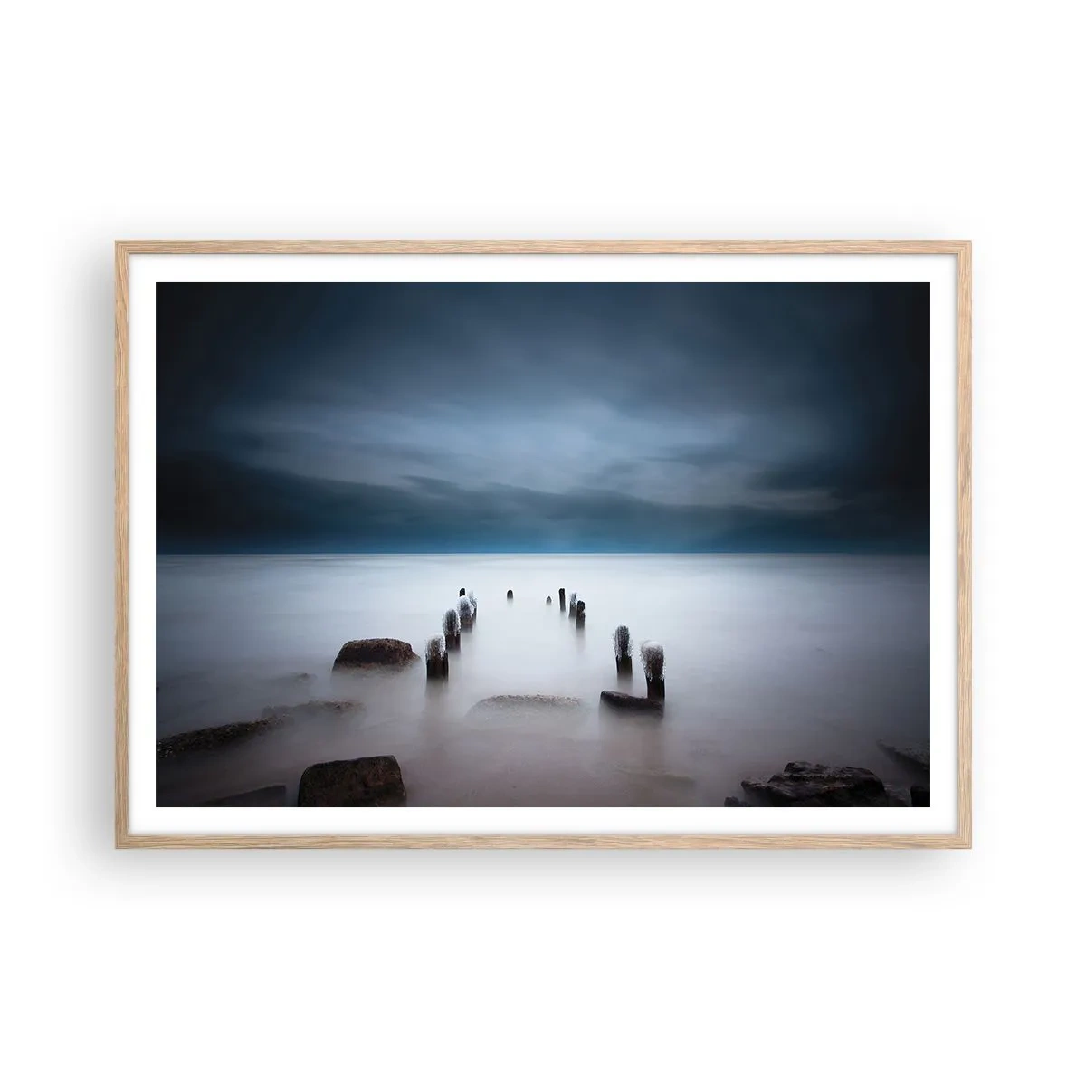 Plakat i ramme af lyst egetræ - En betænksom sø - 100x70 cm