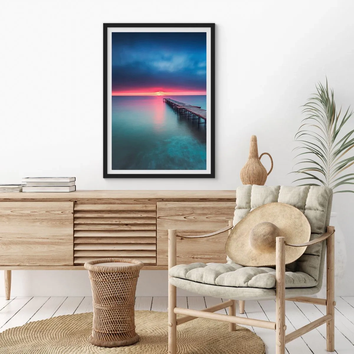 Plakat i sort ramme - En mole, der strækker sig ud i et roligt hav ved solnedgang - 50x70cm - Mellem himmel og jord - Moderne vægdekoration til stue og soveværelse ARTTOR